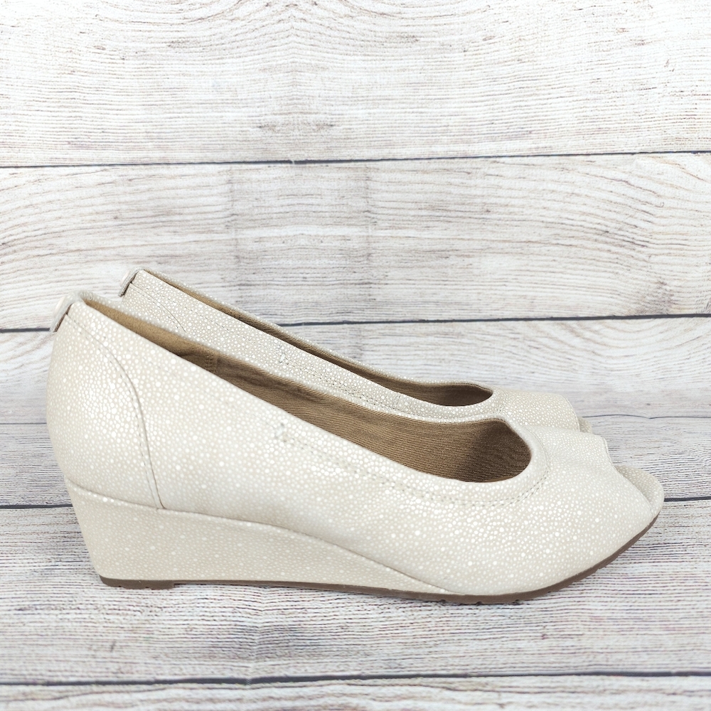 Clarks Artisan Vendra Daisy Womens Tan Dotted Peep Toe Low Wedge Pump Heels